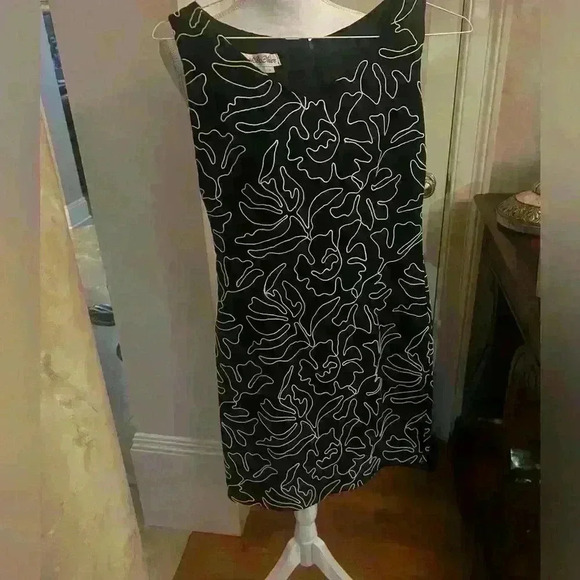 Marie St Claire dress black with white embroidery 8. Sleeveless exc condition - Picture 4 of 8